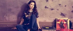 Elena hat ein bisschen gebraucht, um sich von ihrem berühmten Bruder zu emanzipieren. Jetzt macht sie ihr eigenes Ding: Pop.