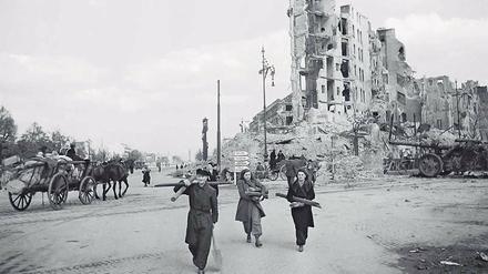 Im Mai 1945 war die Bevölkerung auf der Suche nach Holz, das sie auch auf dem Gelände der zerstörten Hochschule fand. Das Bild zeigt den Blick vom Ernst-Reuter-Platz zur Siegessäule. 