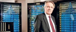 Horst Zuse, Sohn von Konrad Zuse und selbst Professor, zeigt im Technikmuseum den Original-Nachbau des Z3, des ersten Computers der Welt. 