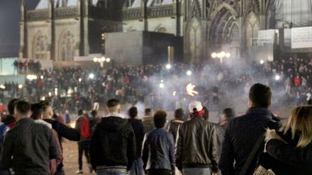 Der Vorplatz des Kölner Hauptbahnhofs an Silvester. Dort waren zahlreiche  Frauen sexuell belästigt und augeraubt worden.