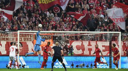 Manuel Neuer hängt etwas schief in der Luft. Aber das gibt allerhöchstens Abzüge in der B-Note.