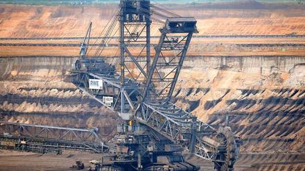 Gigantisch sind die Bagger im nordrhein-westfälischen Tagebau Garzweiler, wo RWE Braunkohle fördert. Gigantisch sind inzwischen auch die Verluste, die die Konzerne mit konventionellen Energieträgern einfahren. 