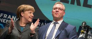 Bundeskanzlerin Angela Merkel (CDU) unterstützt den Spitzenkandidaten Frank Henkel beim Landesparteitag.