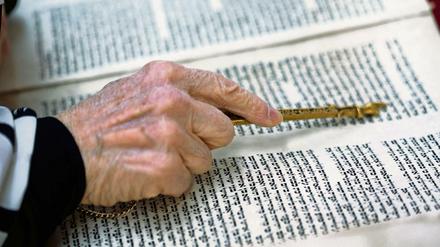 "Alles auf den Kopf stellen" - selbst die Thora. Auch das gehört zum Judentum.