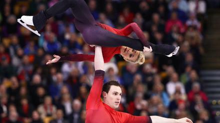 Aljona Savchenko and Bruno Massot holen überraschend Bronze bei der Eiskunstlauf-WM in Boston.