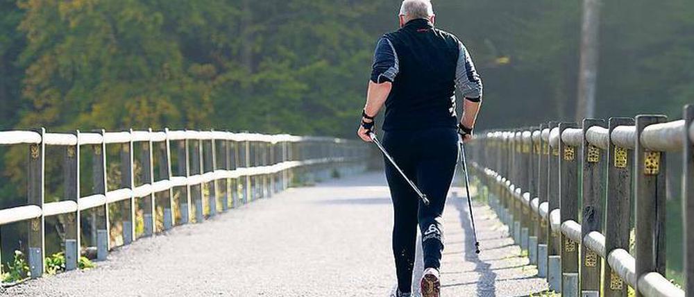 Joggen. Wer sportlich ist, bleibt länger mobil und setzt sich mehr Eindrücken aus.