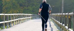 Joggen. Wer sportlich ist, bleibt länger mobil und setzt sich mehr Eindrücken aus.