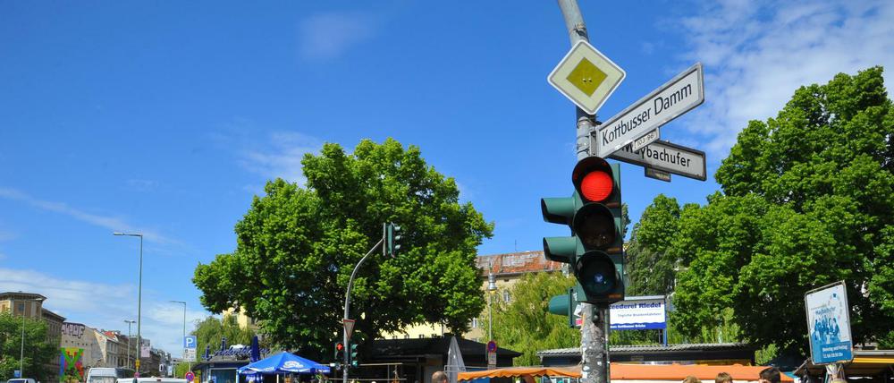 Grenzgebiet. Der Kottbusser Damm trennt Kreuzberg und Neukölln. Dabei unterscheiden sich die Kieze zu beiden Seiten der Straße kaum voneinander - Kreuzkölln eben.