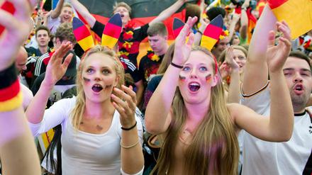 Fußballgucken schafft ein Gemeinschaftsgefühl, das will die Politik unterstützen.