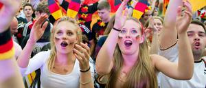 Fußballgucken schafft ein Gemeinschaftsgefühl, das will die Politik unterstützen.