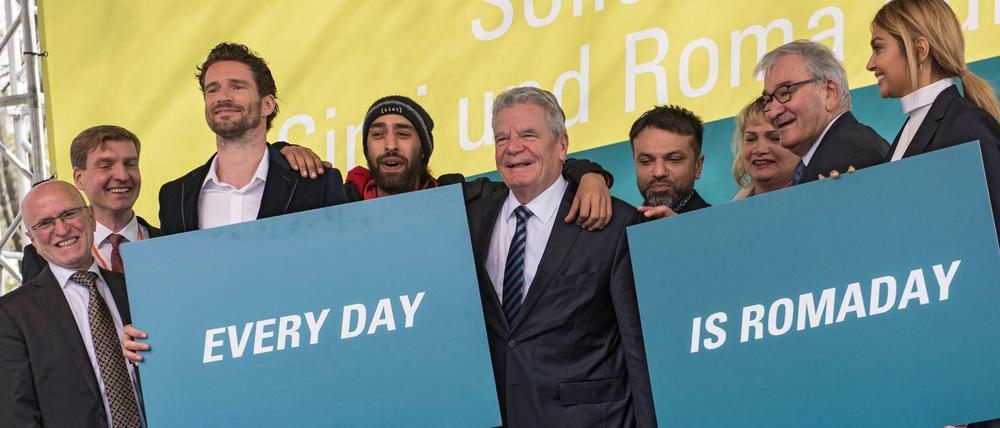 An der Kundgebung nahmen auch Bundespräsident Joachim Gauck und der einstige Fußballnationalspieler Arne Friedrich (3.v.l.) teil.