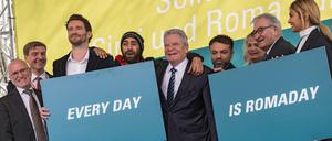 An der Kundgebung nahmen auch Bundespräsident Joachim Gauck und der einstige Fußballnationalspieler Arne Friedrich (3.v.l.) teil.