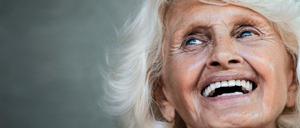 Fröhlichkeit hält jung: Lachfalten stehen uns in jedem Alter.