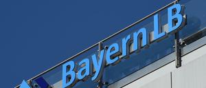 Das Logo der BayernLB am Hauptsitz des Unternehmens in München.