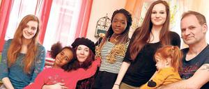 Die fröhlichen Sieben. Stella, Asnakech, Mutter Heike, Missy, Alicia, Nele und Vater Cord (v.l.) gehören zu dem Jürgens-Haushalt, in dem immer etwas los ist. 