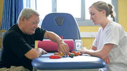 Zurück ins Leben. Bei Schlaganfallpatienten sind oft bestimmte Bewegungsabläufe, aber auch die Fähigkeit zu sprechen gestört. Therapeuten versuchen, diese Fertigkeiten zurückzugewinnen. Eine Stimulation des Gehirns mit Gleichstrom könnte ebenfalls helfen.