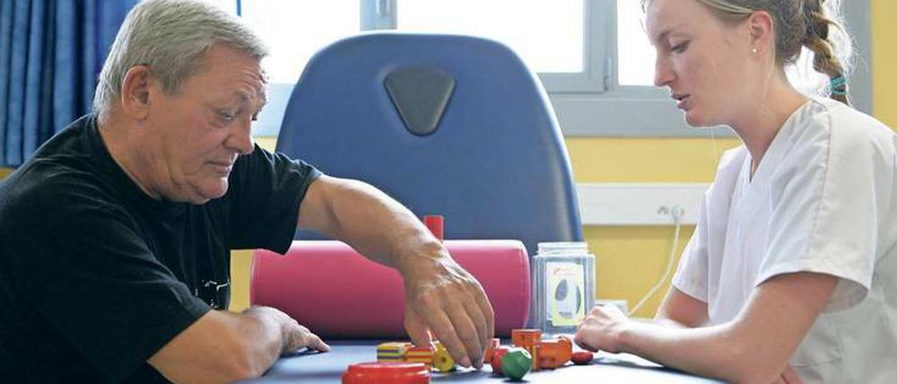 Zurück ins Leben. Bei Schlaganfallpatienten sind oft bestimmte Bewegungsabläufe, aber auch die Fähigkeit zu sprechen gestört. Therapeuten versuchen, diese Fertigkeiten zurückzugewinnen. Eine Stimulation des Gehirns mit Gleichstrom könnte ebenfalls helfen.