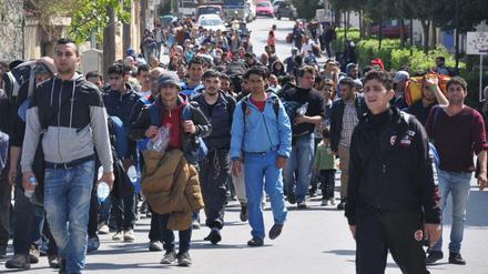 Rund 500 Flüchtlinge haben im Flüchtlingslager auf Chios einen Zaun durchbrochen und machten sich auf den Weg zum Hafen.