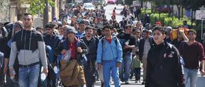 Rund 500 Flüchtlinge haben im Flüchtlingslager auf Chios einen Zaun durchbrochen und machten sich auf den Weg zum Hafen.