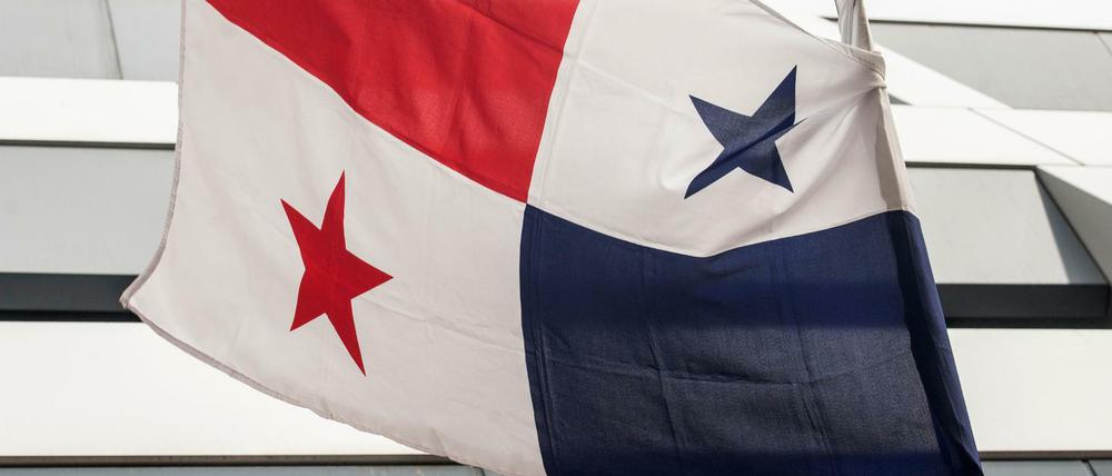 Die Flagge der Republik Panama vor der Botschaft des Landes in Berlin.