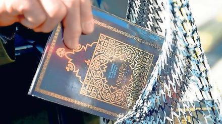 Werbegeschenk. Salafisten verteilten vergangenes Jahr kostenlos den Koran. 