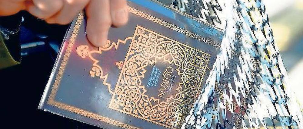 Werbegeschenk. Salafisten verteilten vergangenes Jahr kostenlos den Koran. 
