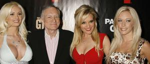 Nur noch drei Frauen. Hugh Hefner zeigte sich früher immer mit sieben. Jetzt ist er 90.