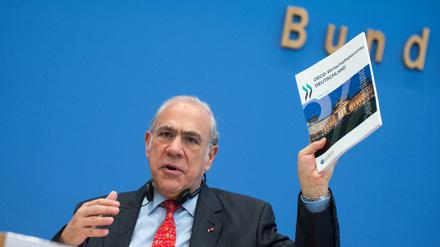 José Ángel Gurría, OECD-Generalsekretär, bei der Vorstellung des Wirtschaftsbericht in Berlin. 