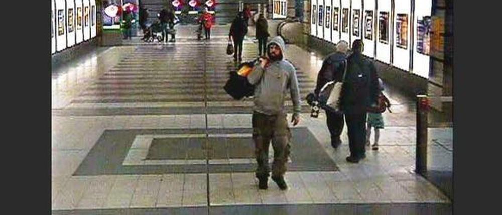 Dieser Mann soll am Ostersonntag ohne Grund mit einem Kuhfuß zugeschlagen haben.