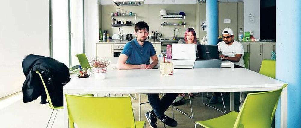 15 Quadratmeter privat – und viele soziale Kontakte. Der Student Julian Schneider (links) ist einer der 377 Mieter in den zehn Häusern des Studentendorfes Adlershof.