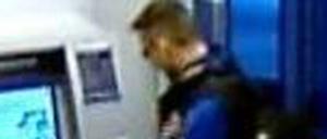 Der Verdächtige scheiterte beim Versuch, mit gestohlenen Karten Geld abzuheben.