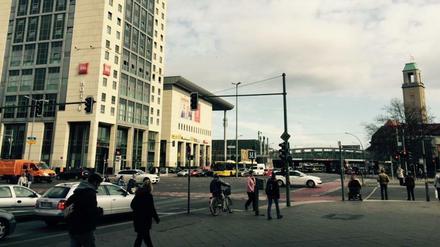 Einsatz Brunsbütteler. Links das Einkaufszentrum, rechts das Rathaus. Hier donnerte der Typ lang.
