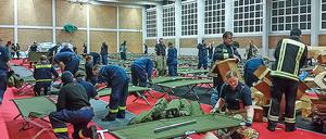 Wann werden die Notunterkünfte, wie hier die Onkel-Tom-Sporthalle, wieder geräumt? Noch streiten und verhandeln Bezirk, Senat und die Parteien um neue Standorte und Flächen für dauerhafte Container für die Flüchtlinge. Dieses Foto stammt aus dem Herbst 2015 und zeigt den Aufbau der Unterkunft für die Menschen, die dort seit November wohnen.