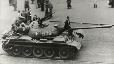 Aufständische fahren während des Volksaufstands im Oktober 1956 in Ungarn am 27. Oktober mit einem erbeuteten sowjetischen Panzer durch Budapest. 