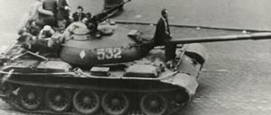 Aufständische fahren während des Volksaufstands im Oktober 1956 in Ungarn am 27. Oktober mit einem erbeuteten sowjetischen Panzer durch Budapest. 