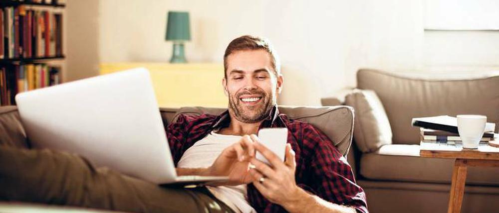 Wer ein teures Smartphone zum Online-Shopping nutzt, der zahlt womöglich mehr als ein Kunde, der über den PC bestellt. Mit nur wenigen Klicks lassen sich die Einstellungen im Browser aber so verändern, dass eine Desktop-Version angezeigt wird – dann hat der Kunde wieder gut lachen.
