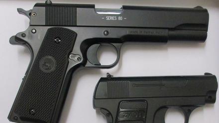 Die von der Polizei in Münster sichergestellten Soft-Air Pistolen. Kinder hatten damit gespielt, die Polizei schritt ein. 