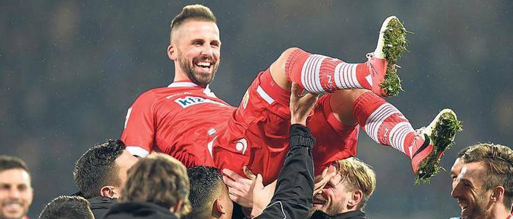 Hochgefühl. Im März 2016 gelingt Köhler gegen Eintracht Braunschweig ein strahlendes Comeback als Schlüsselspieler.