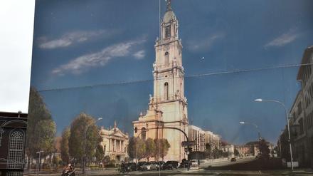 Eine Fotomontage mit der Garnisonkirche, aufgenommen Ende März.2016 in Potsdam, am historischen Standort. 
