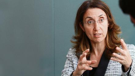 Staatsministerin Aydan Özoguz findet, das Innenministerium unter der Leitung von Thomas de Maizière mache seine Arbeit nicht: Es sollte mehr Angebote an Sprach- und anderen Integrationskursen machen.