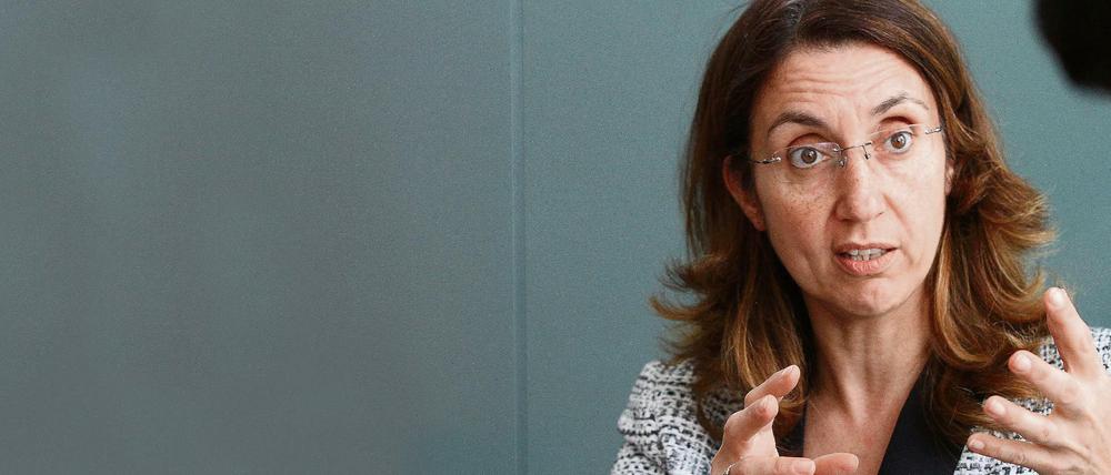 Staatsministerin Aydan Özoguz findet, das Innenministerium unter der Leitung von Thomas de Maizière mache seine Arbeit nicht: Es sollte mehr Angebote an Sprach- und anderen Integrationskursen machen.