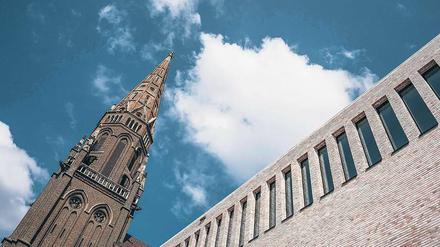 70 Meter ragt der Turm der Marienkirche in die Höhe. Daneben der Neubau.
