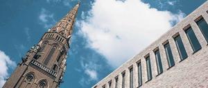 70 Meter ragt der Turm der Marienkirche in die Höhe. Daneben der Neubau.
