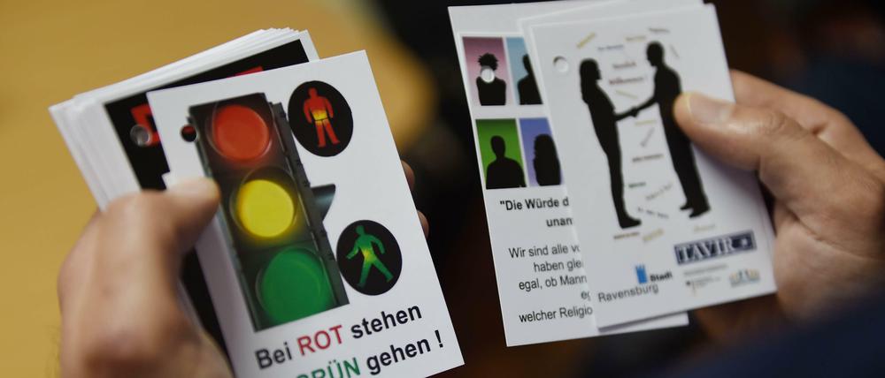 Willkommenskarten, die Flüchtlinge bekommen sollen, damit ihnen die Integration und Verständigung besser gelingt.