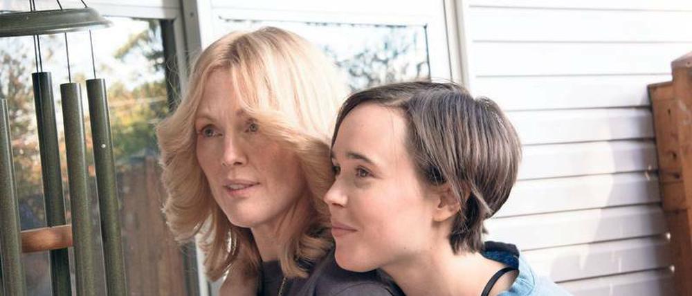 Laurel (Julianne Moore) und Stacie (Ellen Page) in „Freeheld“. 