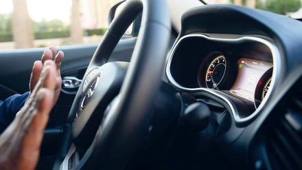 ch Finger weg. Ein mit selbststeuernder Technik ausgerüsteter Jeep bewegt sich von allein. Der Fahrer übernimmt nur das Steuer, wenn er Lust dazu hat, und kann sich anderen Dingen widmen. Die „Freude am Fahren“ wird neu definiert. 