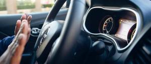 ch Finger weg. Ein mit selbststeuernder Technik ausgerüsteter Jeep bewegt sich von allein. Der Fahrer übernimmt nur das Steuer, wenn er Lust dazu hat, und kann sich anderen Dingen widmen. Die „Freude am Fahren“ wird neu definiert. 