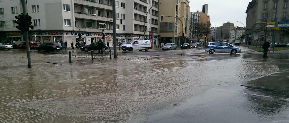 Wasserrohrbruch in einen Teil der Martin-Luther-Straße in Schöneberg.