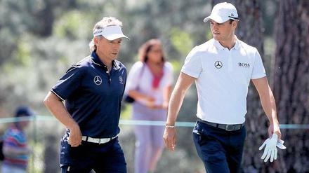 Sag mir, wie es geht. Martin Kaymer (r.) und Bernhard Langer tauschen sich bei ihrer Übungsrunde in Augusta aus.