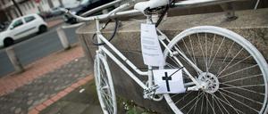 Stiller Protest. Heute wird ein Geisterrad aufgestellt.